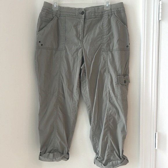 CHICOS CARGO PANTS SZ 2 M 12-14 Beige Tan Khaki Cropped Roll Cuff Button Fly EUC - Picture 1 of 17